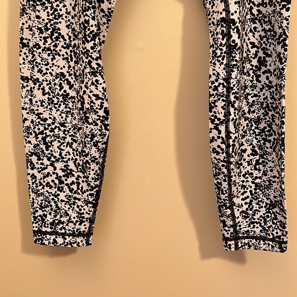 Lululemon Wunder Under Leggings in Chirasu Black/Chirakasu Alpine White - Picture 5 of 9